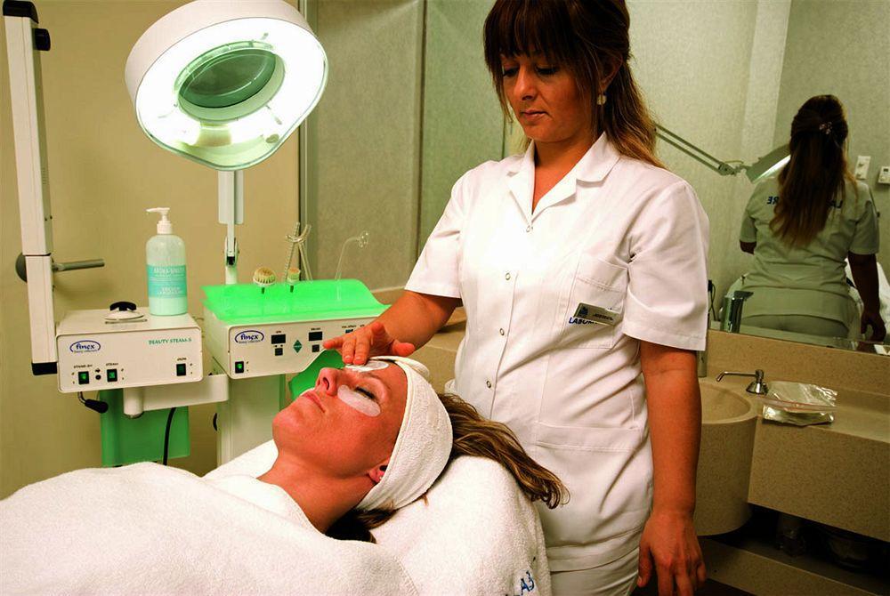 Eser Premium Hotel & Spa Büyükçekmece Kültér fotó A cosmetologist at work