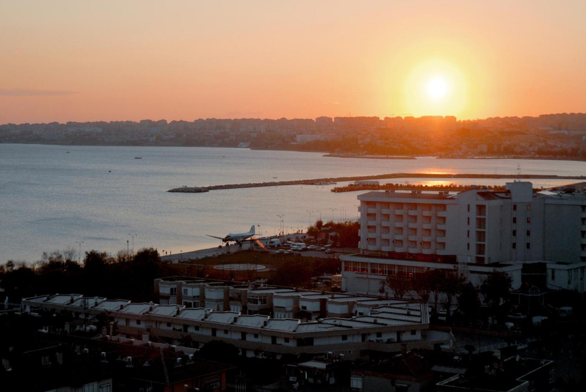 Eser Premium Hotel & Spa Büyükçekmece Kültér fotó Sunset over the Gulf of Chania