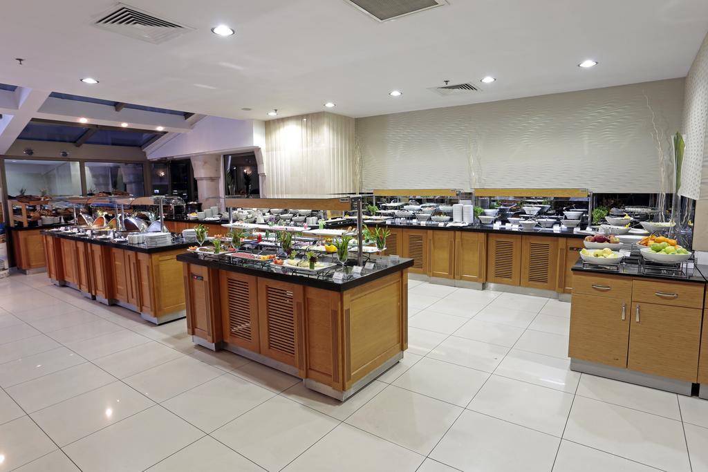 Eser Premium Hotel & Spa Büyükçekmece Kültér fotó A buffet at a hotel