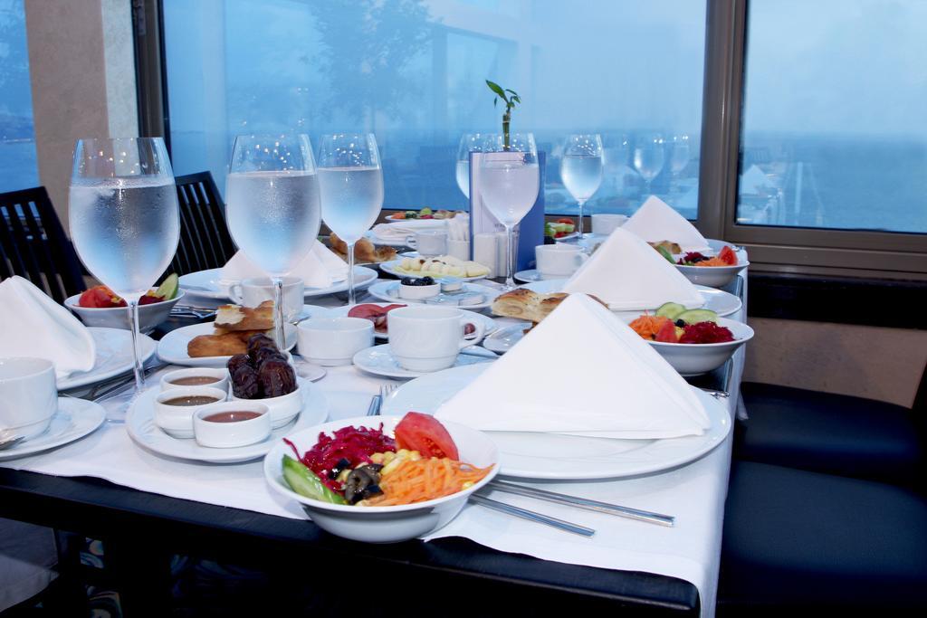 Eser Premium Hotel & Spa Büyükçekmece Kültér fotó A table set for a meal