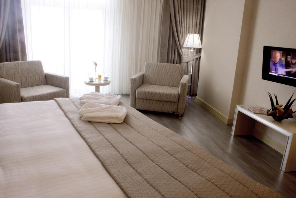 Eser Premium Hotel & Spa Büyükçekmece Kültér fotó A room at the hotel