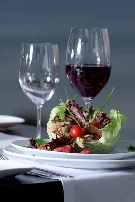 Eser Premium Hotel & Spa Büyükçekmece Kültér fotó A salad and wine