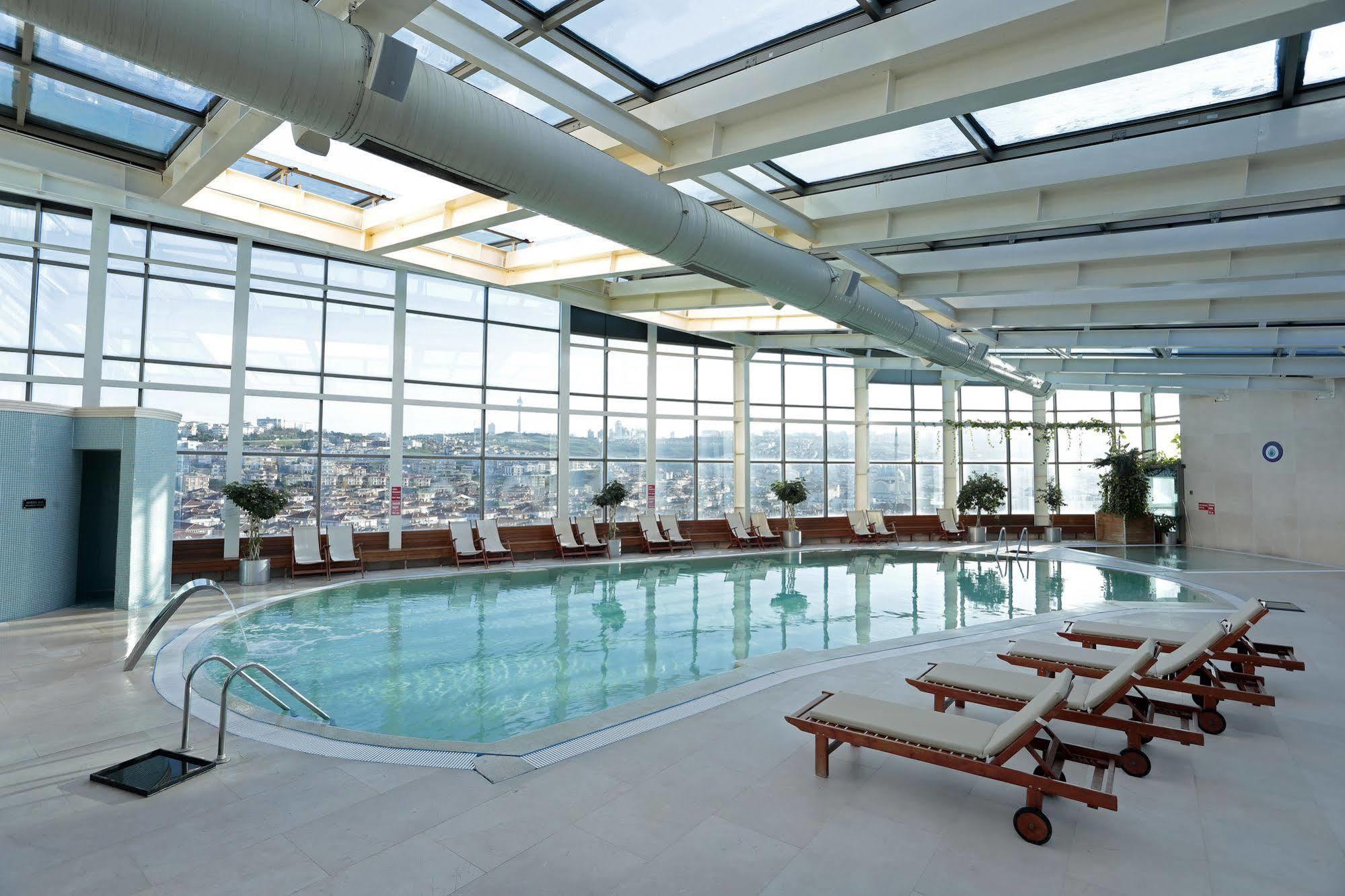 Eser Premium Hotel & Spa Büyükçekmece Kültér fotó The pool at the Westin Palace, Brussels