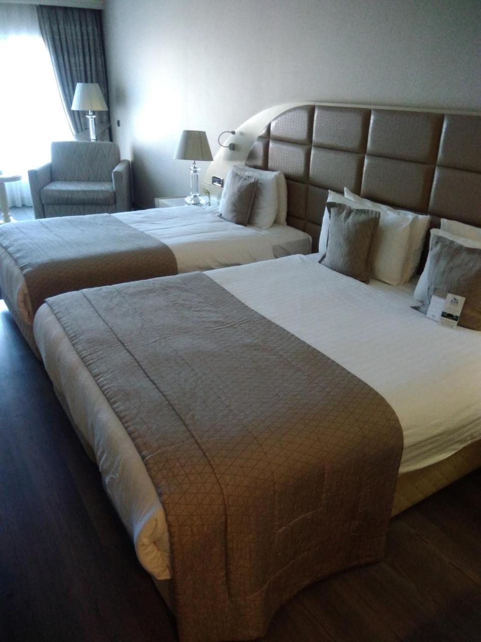 Eser Premium Hotel & Spa Büyükçekmece Kültér fotó A bed runner